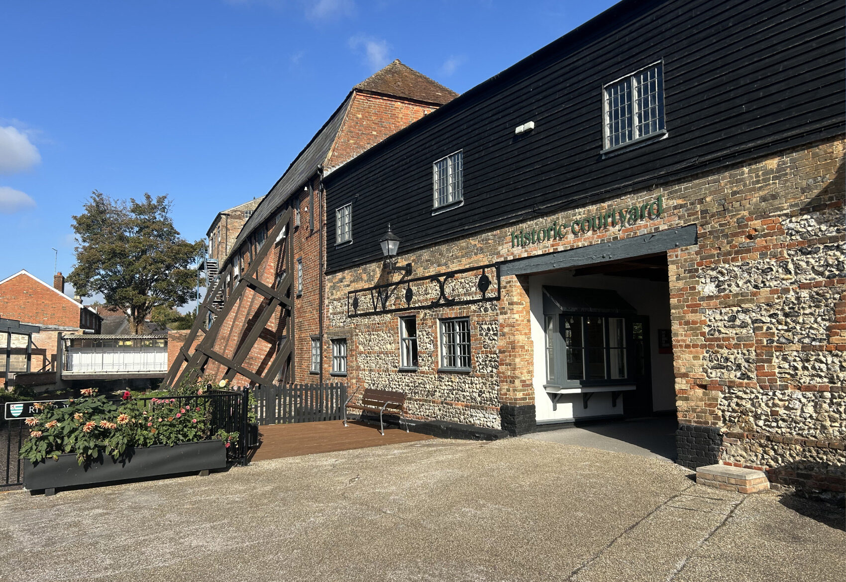 Your space 
[strong]for shopping & leisure[/strong]